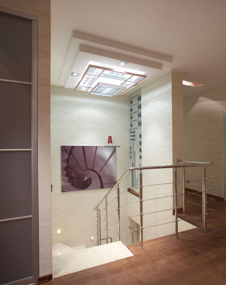 Потолок над лестницей