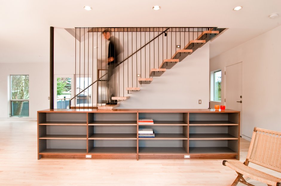 Стеллаж ограждение лестницы