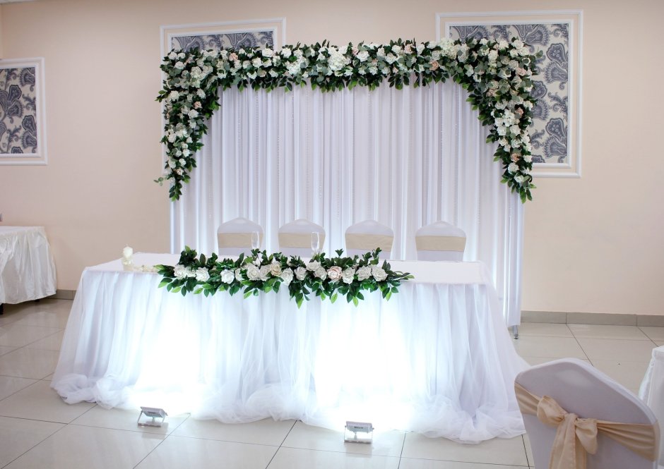 Оформление стола молодоженов на свадьбу