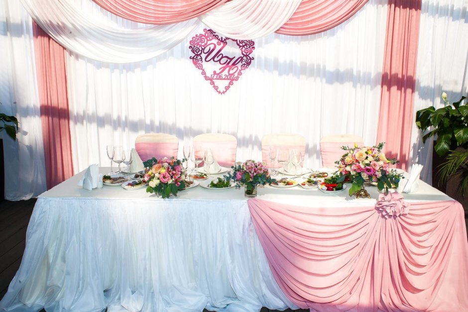 Свадебный президиум молодоженов