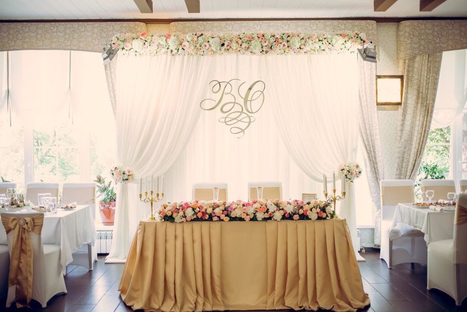 Президиум в золотом цвете на свадьбу