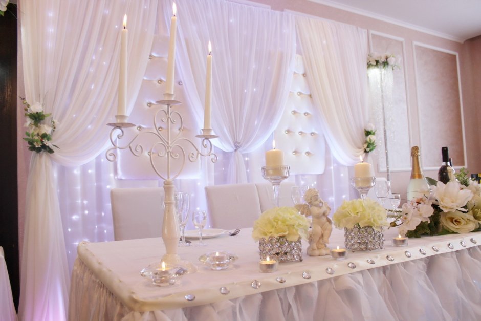 Украшение зала в белом цвете