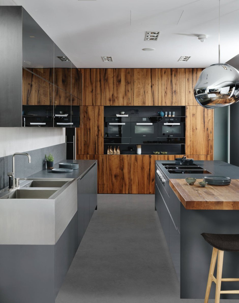 Антрацитовая кухня с деревом в интерьере