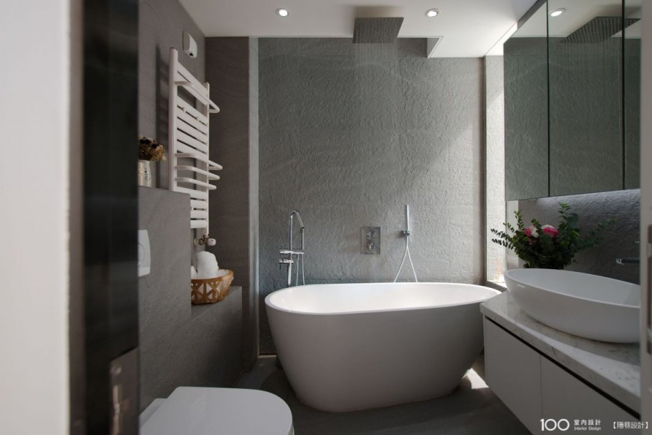 Ванная с мансардным окном