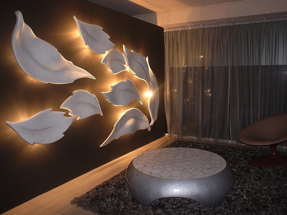 Стена с подсветкой с листьями