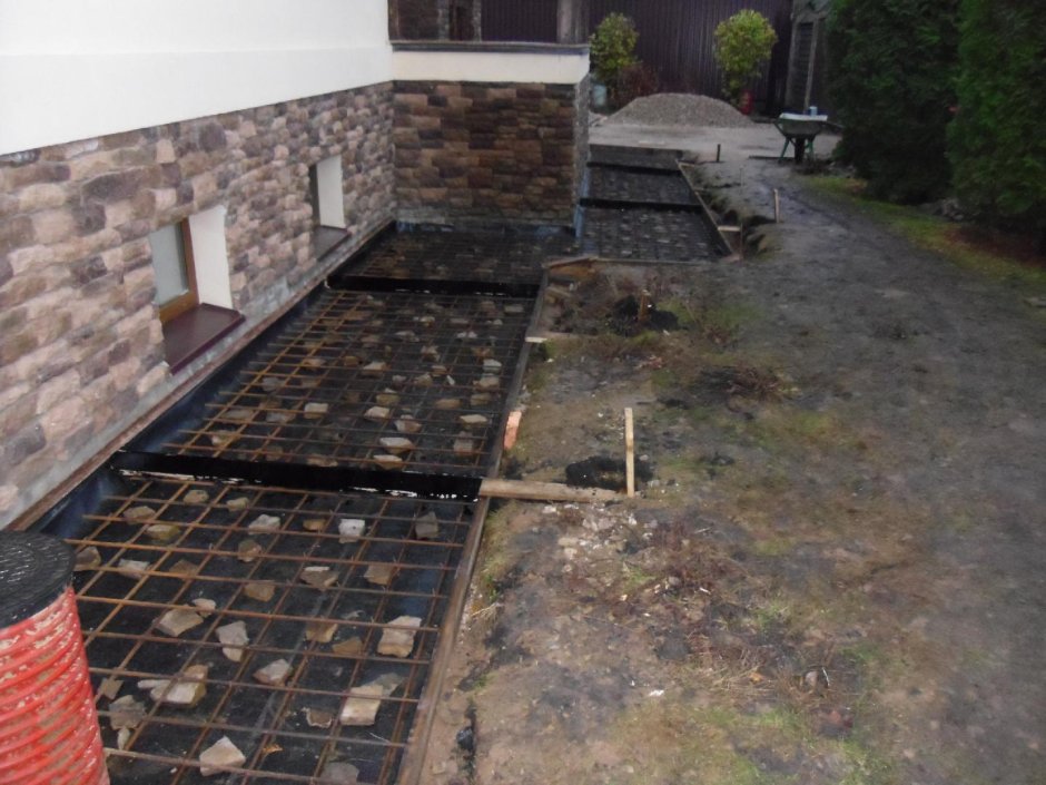 Бетонные дорожки вокруг дома