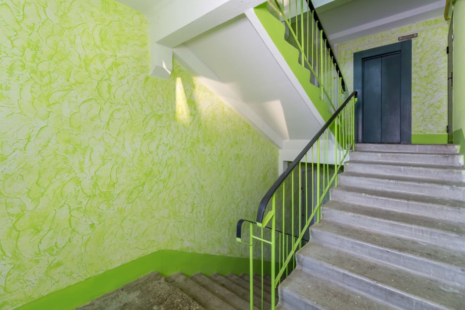 Окраска стен в подъезде