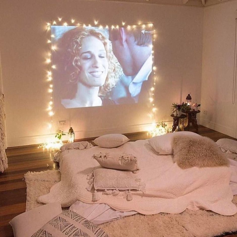 Комната с проектором