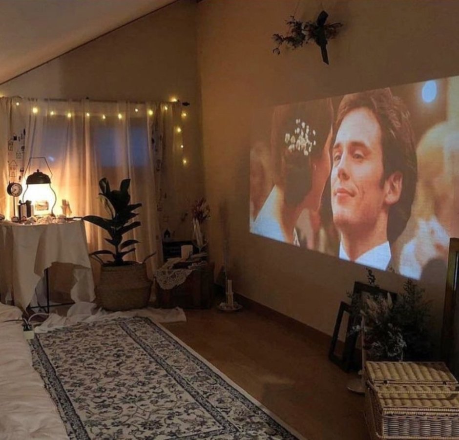 Спальня с большим телевизором