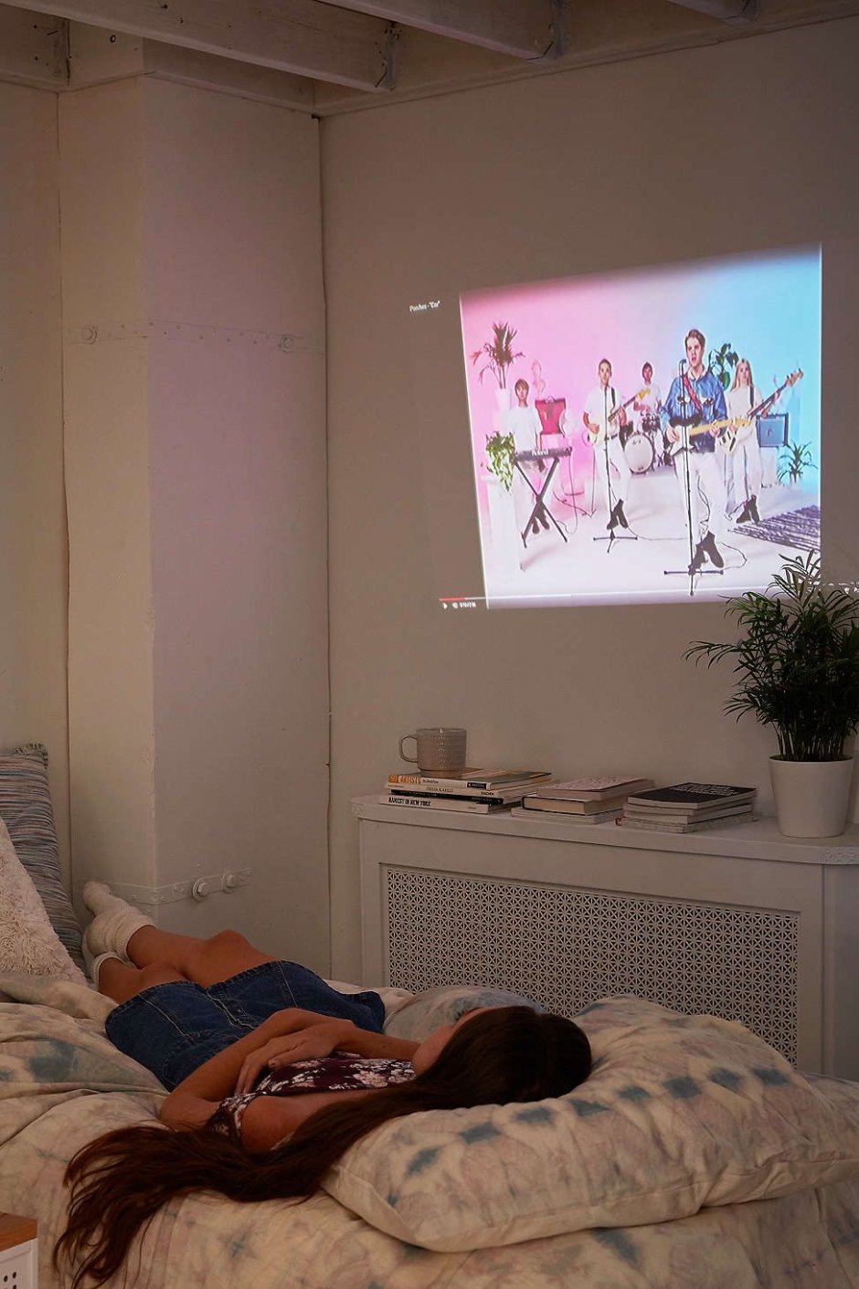 Комната с проектором в кинотеатре