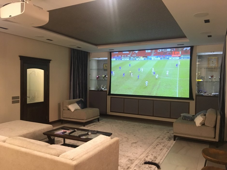 Уютная комната с проектором