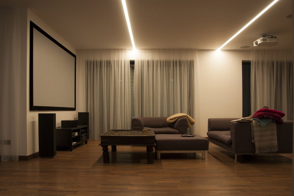 Проектор домашний кинотеатр в комнате