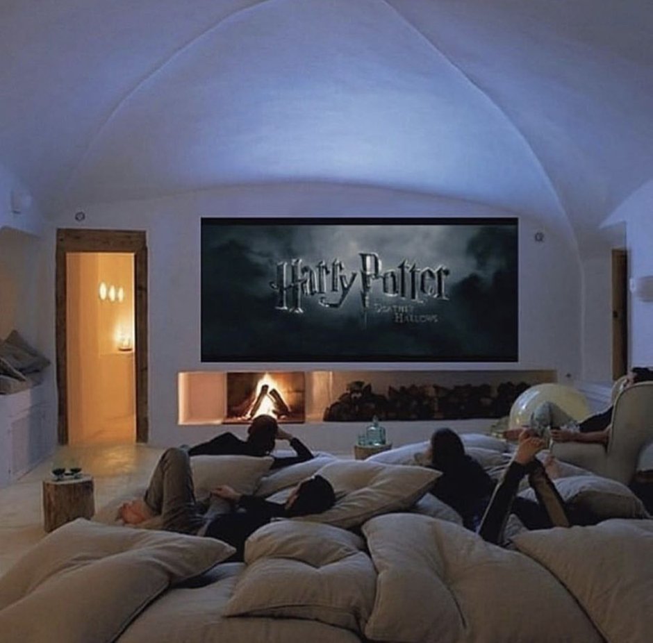 Стена для проектора в интерьере