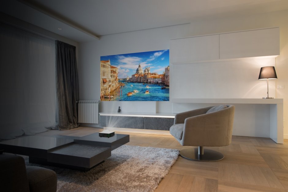 Комната с проектором