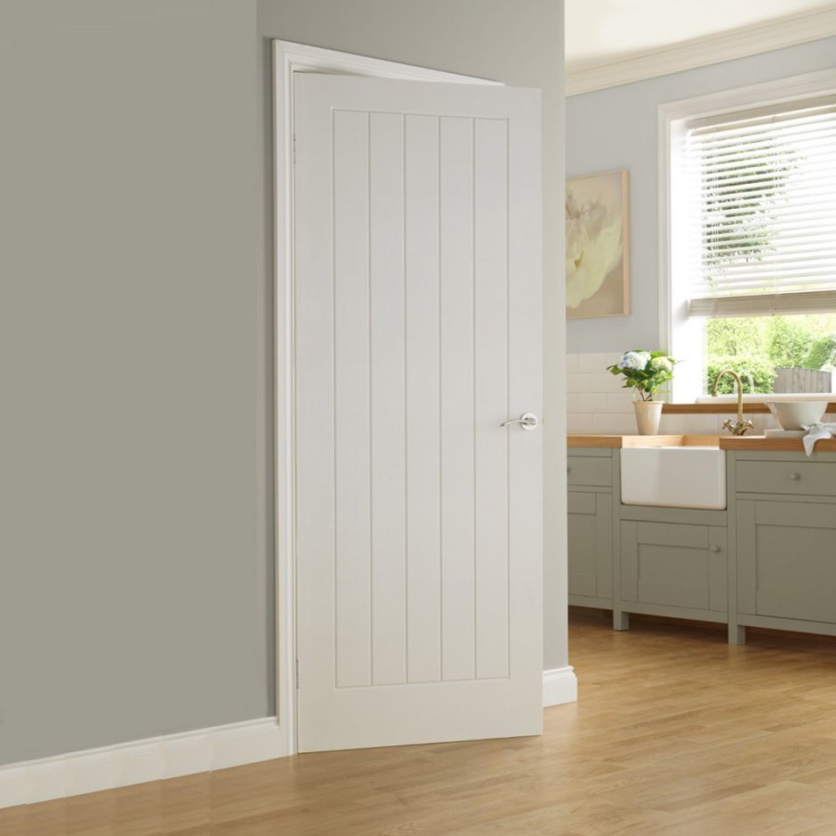 Белые межкомнатные двери с вертикальными полосами