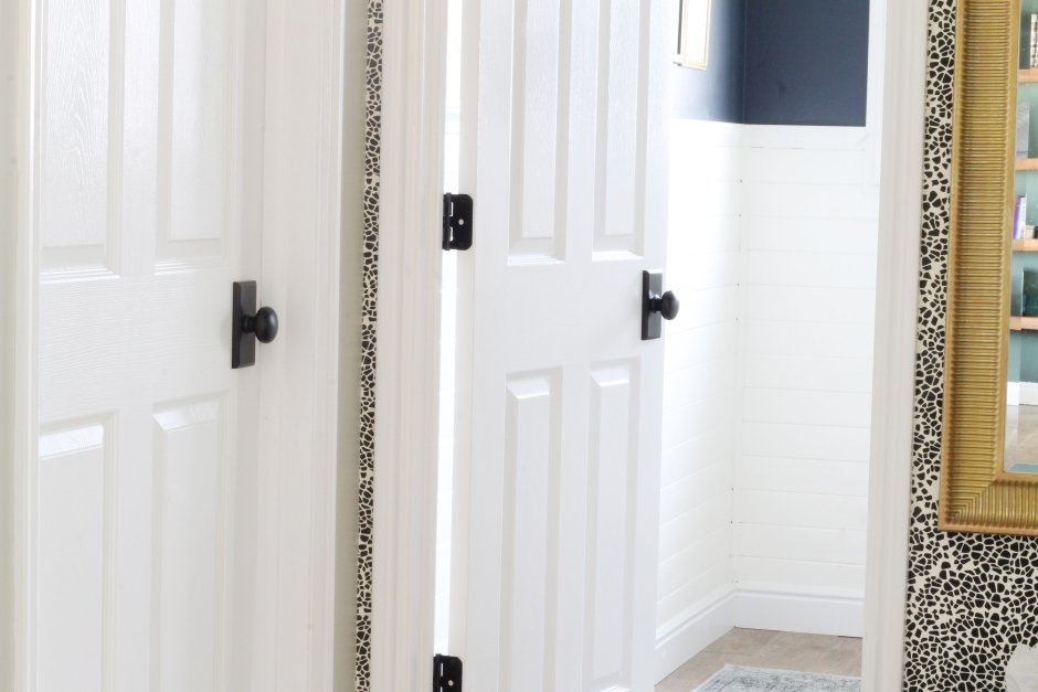 Черные петли на белых дверях
