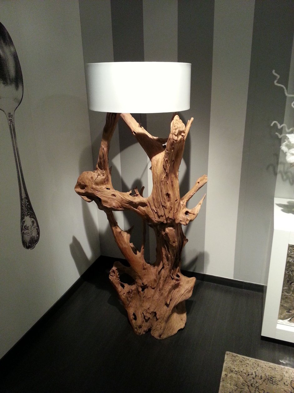 Коряга с лампочками декор