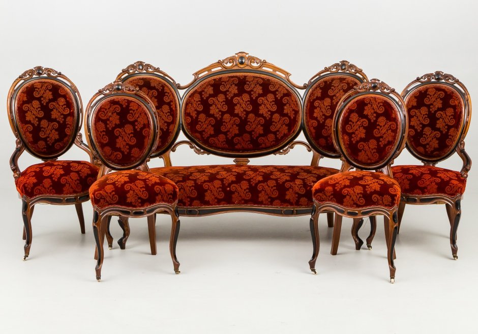 Императорский трон из дерева резной