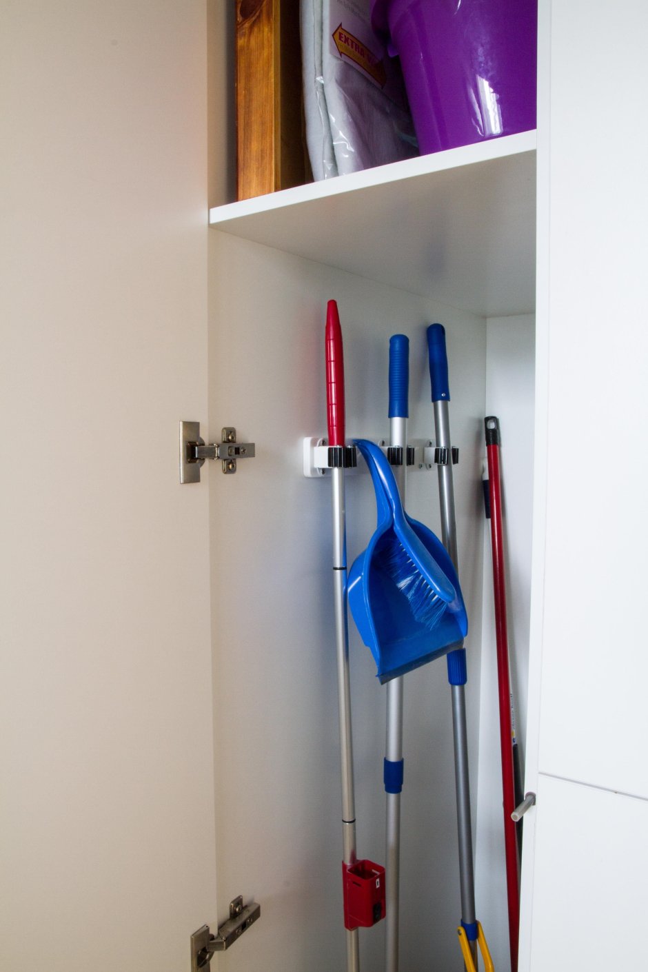 Шкаф для хранения швабр и ведер