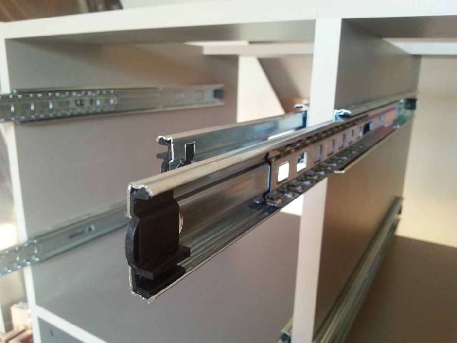 Направляющие для выдвижного стола