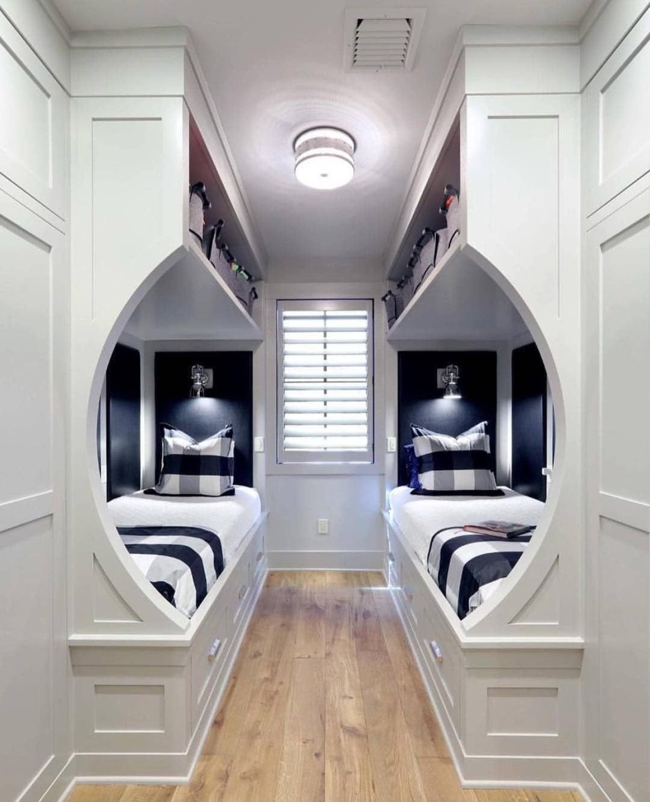 Узкая комната