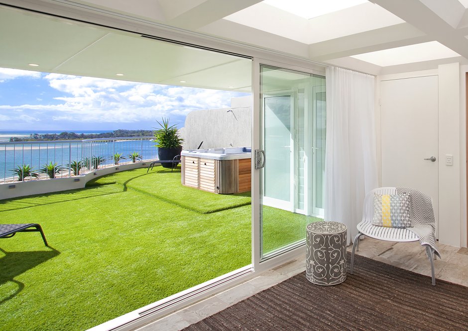 Искусственный газон на террасе