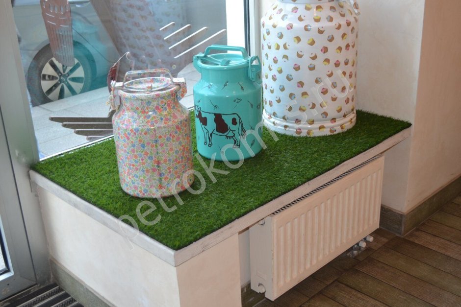 Искусственный газон на подоконнике декор
