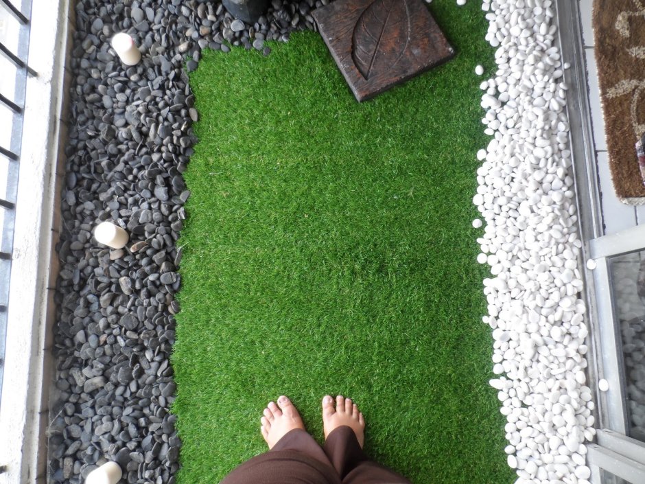 Рулонный газон на балконе