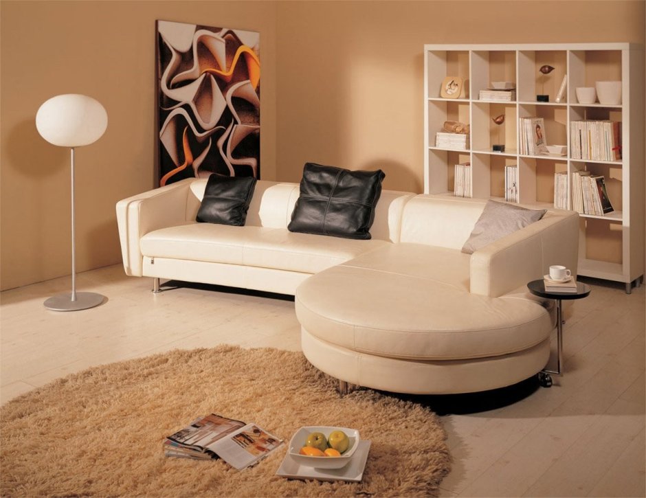 Интерьер гостиной с угловым диваном