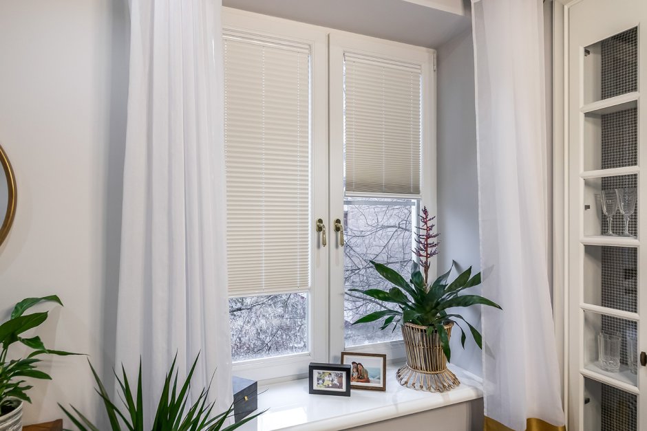 Жалюзи на балконную дверь