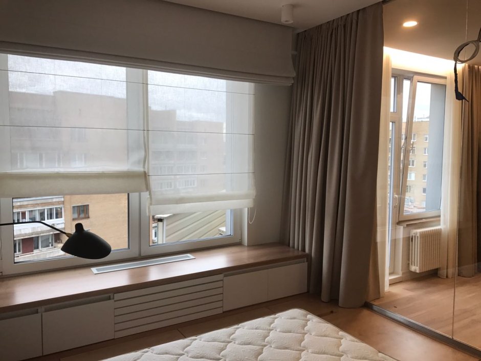 Римские шторы на кухню с балконной дверью