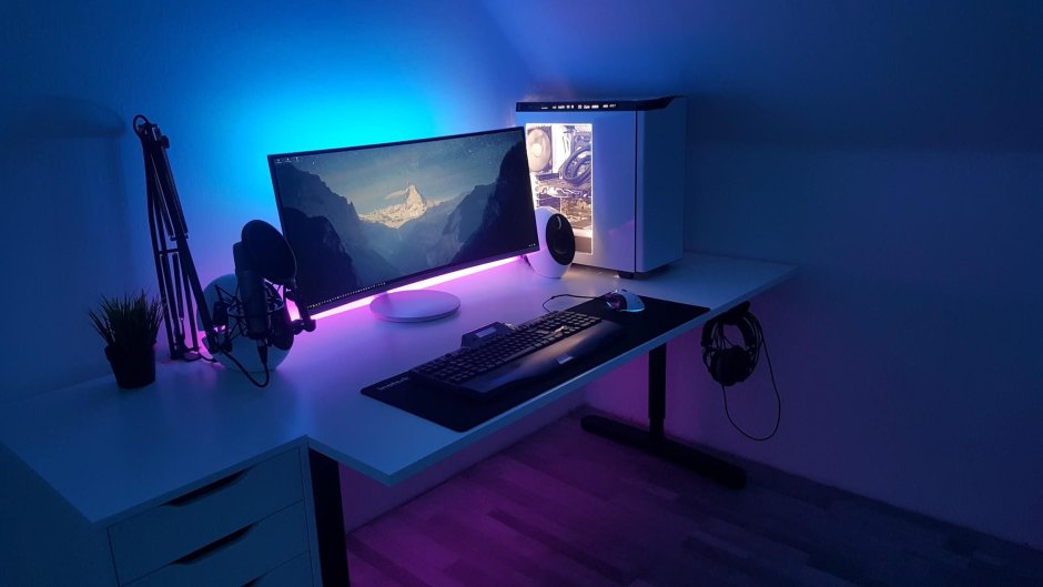 Геймерская комната стол