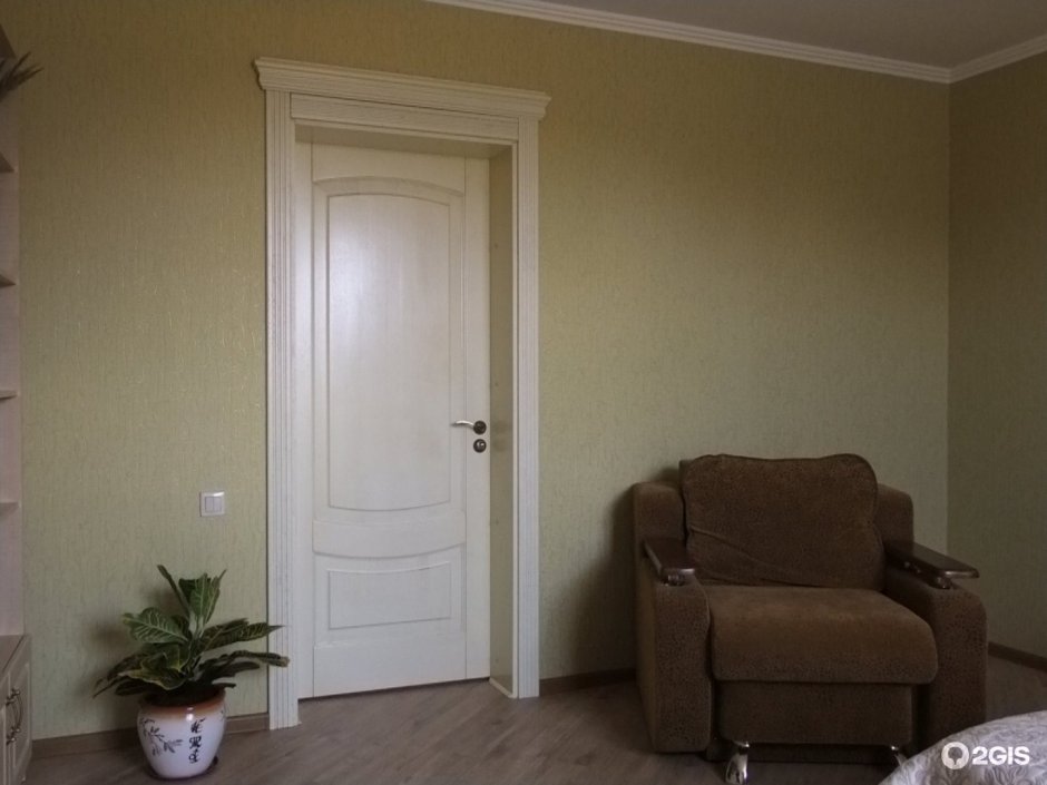 Оливковые стены и белые двери