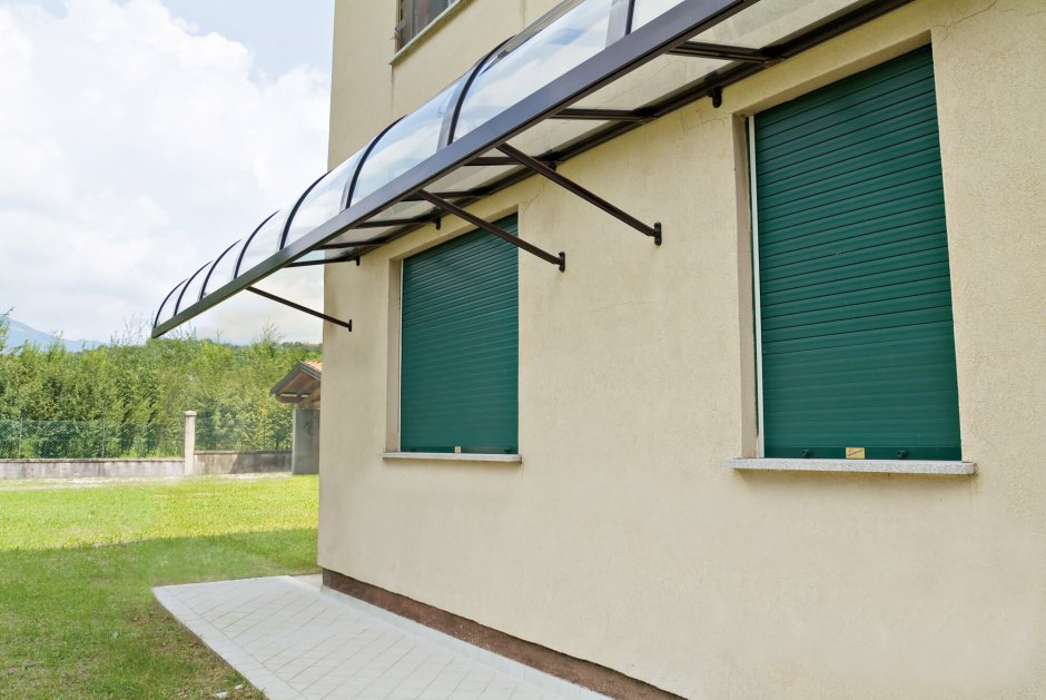 Треугольный козырёк над крыльцом