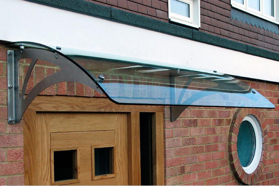 Навес над крыльцом в современном стиле