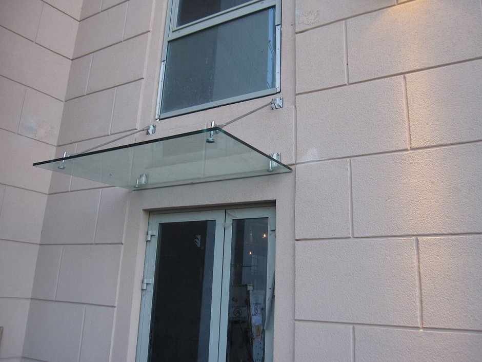 Стеклянный навес над балконом