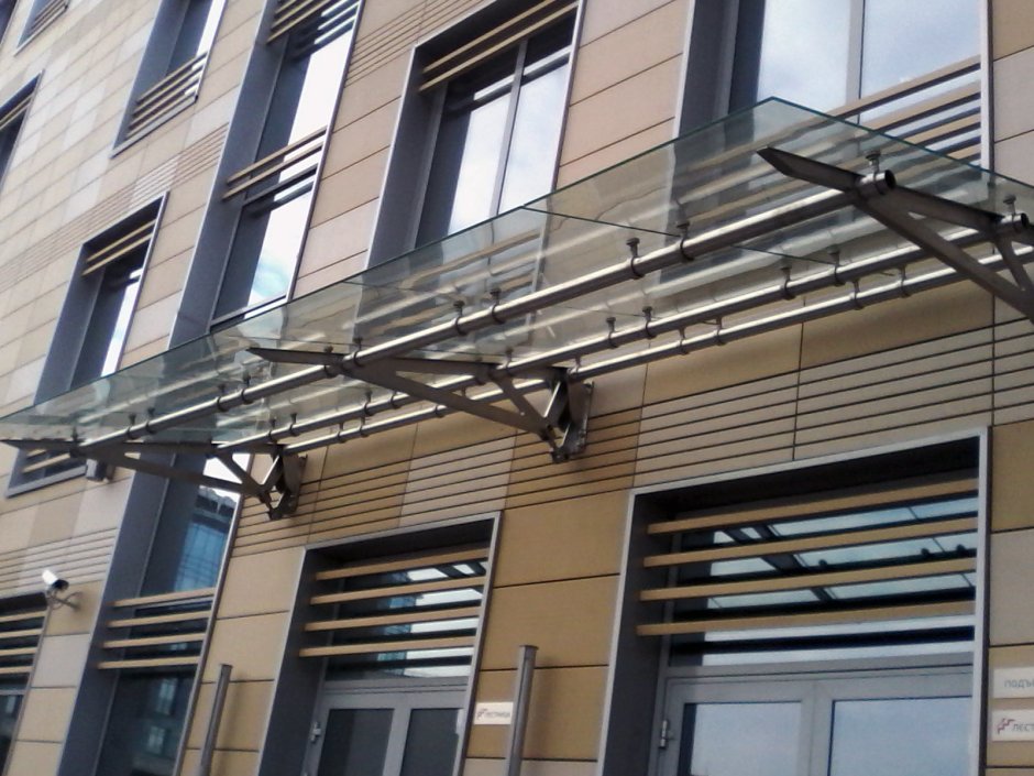 Козырёк над крыльцом из стекла