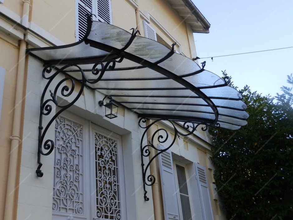 Кованый светильник над крыльцом