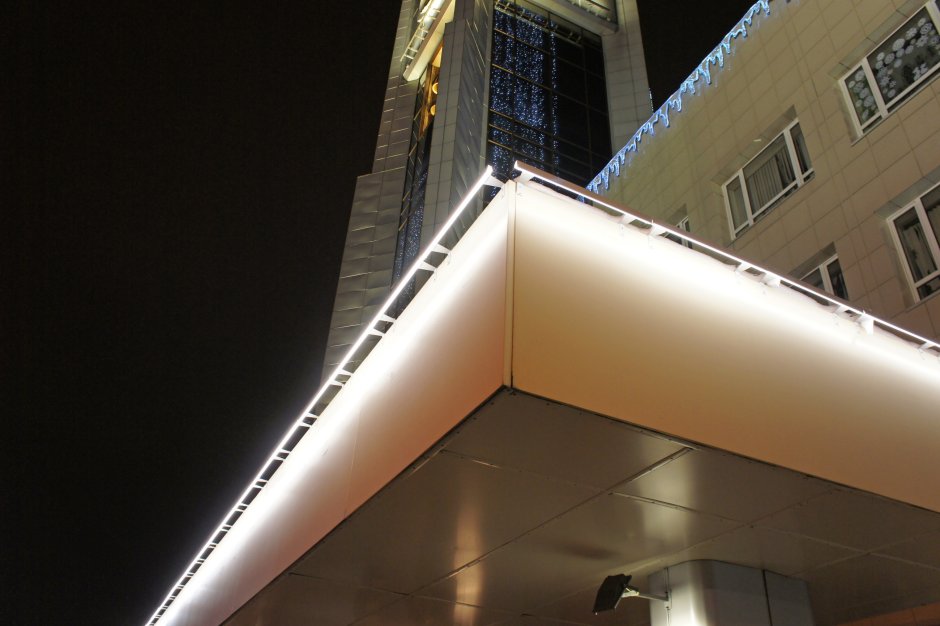 Бетонный козырек над входом