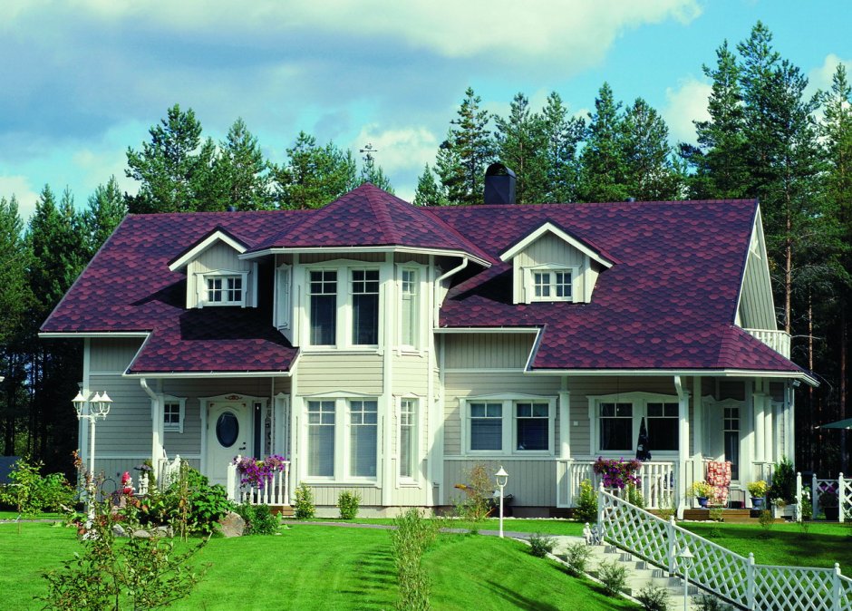Серый дом с бордовой крышей