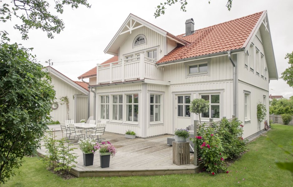 Белый домик с красной крышей