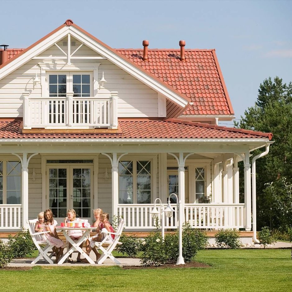 Белый дом с красной крышей