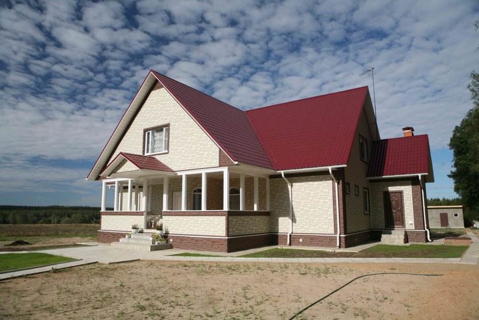 Дом с бордовой крышей