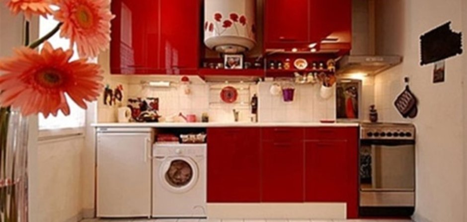 Красно-белая кухня в интерьере в хрущевке