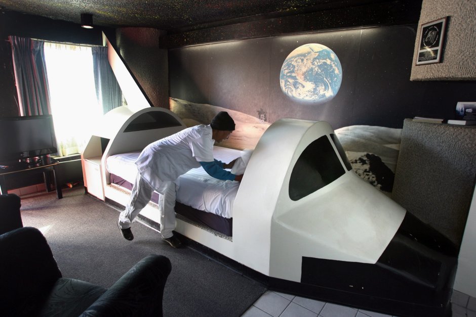 Кровать в виде космического корабля