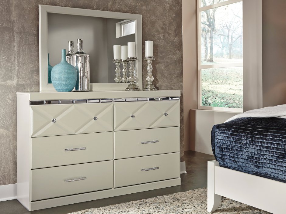 Комод длинный молочного цвета в спальню