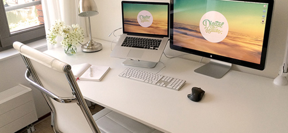 Рабочее место с ноутбуком и монитором