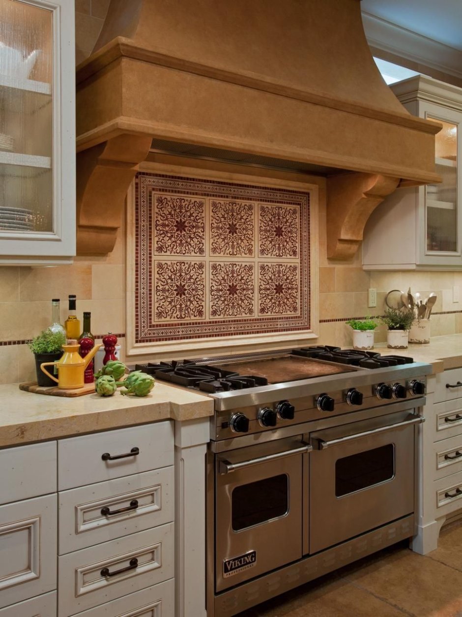 Плитка под вытяжкой на кухне