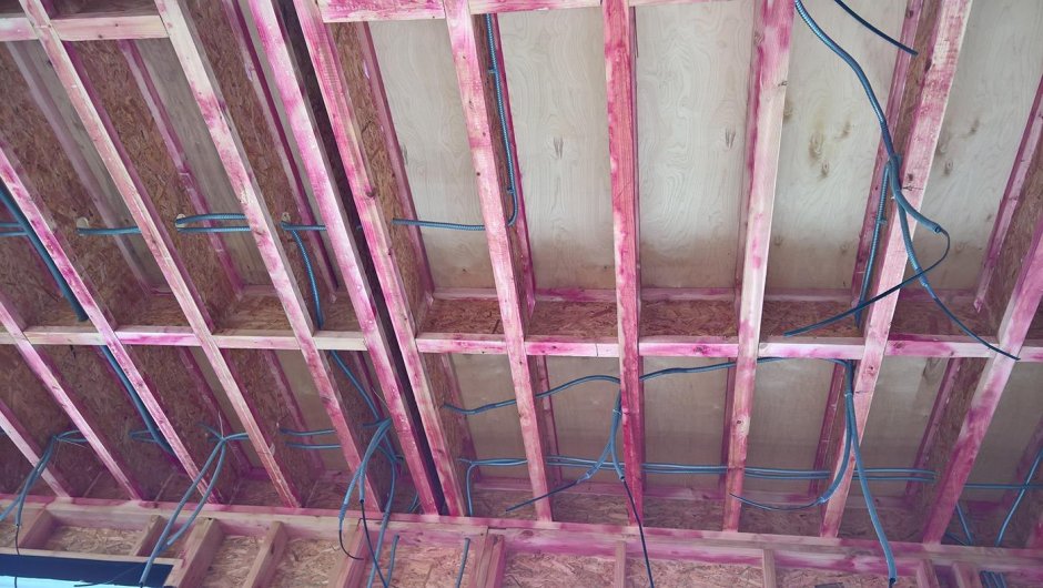 Прокладка электропроводки в доме из клееного бруса
