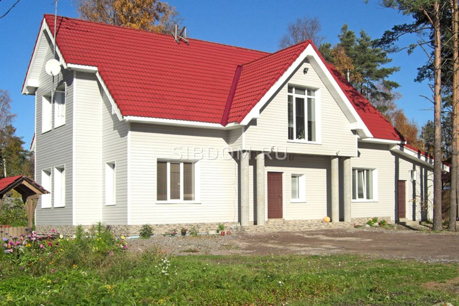 Серый дом с бордовой крышей